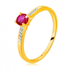 Inel din aur galben de 14K – rubin strălucitor rotund într-o montură, benzi de zirconiu - Marime inel: 49