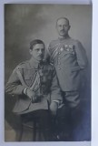 DOI OFITERI ROMANI IN UNIFORMA , CU DECORATII SI EGHILETI , IN STUDIO , FOTOGRAFIE FORMAT CARTE POSTALA , INCEPUT DE SECOL XX