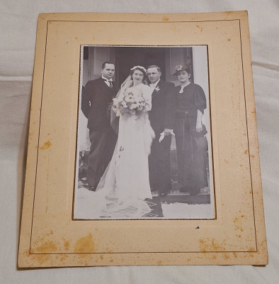 Fotografie veche de familie, gen tablou - nunta - mireasa, perioada interbelica foto