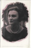 P3004N Portret de t&acirc;nără cu mărgele, studio Foto Select, Dorohoi, perioada interbelică