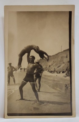 CUPLU FACAND ACROBATII LA MALUL MARII , FOTOGRAFIE FORMAT CARTE POSTALA , INTERBELICA foto