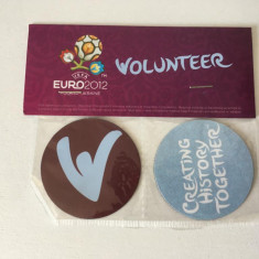 * Suvenir Euro 2012 UEFA 2 magneti rotunzi Volunteer (Creating History Together)