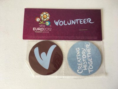 * Suvenir Euro 2012 UEFA 2 magneti rotunzi Volunteer (Creating History Together) foto