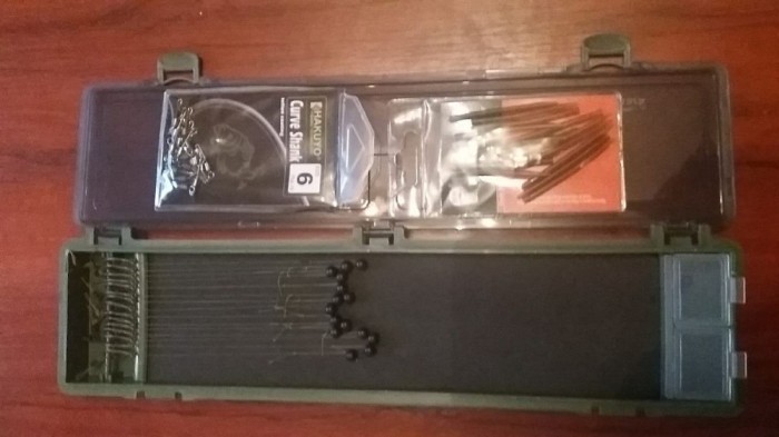 Penar pescuit echipat cu 10 riguri si accesorii