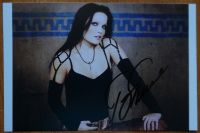 Autograf Tarja Turunen, fosta componenta a formatiei Nightwish intre anii 1996 - 2005 foto