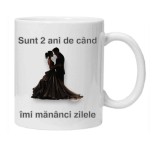 Cana alba personalizata &quot;sunt 2 ani de cand imi mananci zilele&quot;, INOVATIX&reg;. 330ml