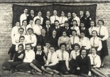 A3684N Eleve &icirc;n uniformă Straja Țării și profesoare de la Liceul Oltea Doamna, 1940, Cernăuți
