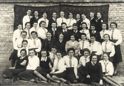 A3684N Eleve &amp;icirc;n uniformă Straja Țării și profesoare de la Liceul Oltea Doamna, 1940, Cernăuți foto