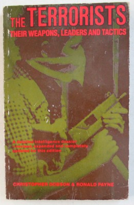 THE TERRORISTS - THEIR WEAPONS , LEADERS AND TACTICS by CHRISTOPHER DOBSON and RONALD PAYNE , 1982 foto