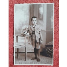 Fotografie tip carte postala, baietel cu carti, perioada interbelica