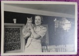 Fotografie, Tanara cu pisica in brate, perioada interbelica