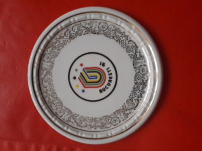 Aplică din porțelan reprezent&amp;acirc;nd logoul Universiadei din București din 1981 foto