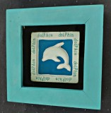 Delicat tablou nuanțe mediteraneene rama 11/11 cm grosime 3 cm permite stabilitate sau agățare perete. Piesă rășină pictată manual 7.5/7.5 cm