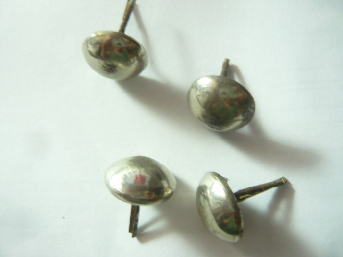 4 Nasturi Militari argintii - bumbi , au pete de rugina in interior , d= 1,8cm