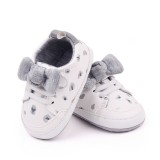 Pantofiori sport bebelusi albi cu imprimeu gri si fundita (Marime Disponibila: