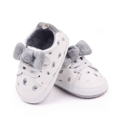 Pantofiori sport bebelusi albi cu imprimeu gri si fundita (Marime Disponibila: foto