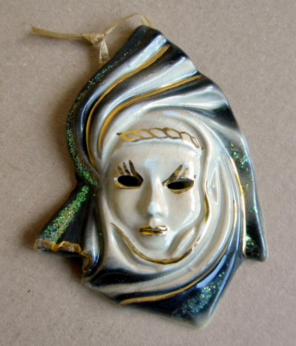Miniatura de colectie din portelan, tip masca medievala, carnaval Venetia Italia