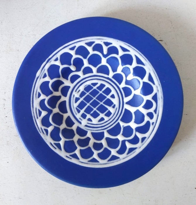 Farfurie ceramica decorativa mica, facuta si decorata manual, semnata, 13cm diametru