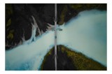 Tablou Canvas, "Puntea peste ape glaciare albastre", Pod, Apă, Contrast, Peisaj, Natură, Priveliște, Curbe, Albastru, Verde, Dramatic, 39 x 26 cm, CMC