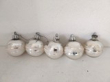 Lot 5 globuri vechi de sticla, argintii cu decor de dantela, vintage, cca 5.5cm diametru, decor pom de Craciun