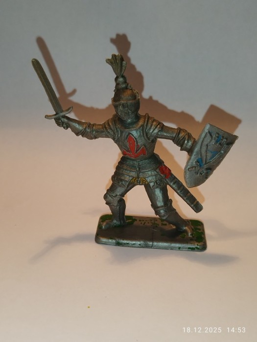 bnk jc Crescent M4 cavaler cu sabie si scut