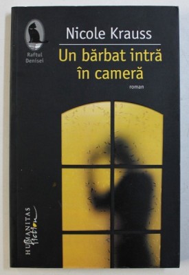 UN BARBAT INTRA IN CAMERA de NICOLE KRAUSS, 2011 foto