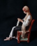 RomanIA țărăncuță care coase, bibelou de porțelan