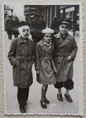 Fotografie stradala cu copii, unul bandajat, Cluj 1938 foto