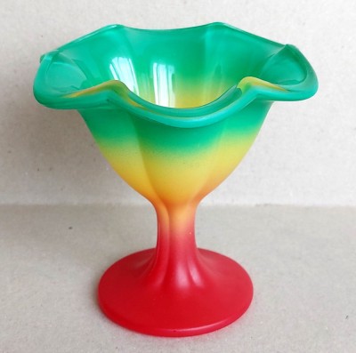 Cupa multicolora cu picior pentru inghetata artizanala, produsa din sticla vopsita mat foto