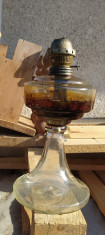 Lampa veche din sticla cu petrol foto