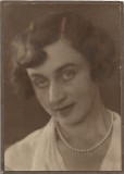 A4090N Femeie cu mărgele, fotografie din perioada interbelică