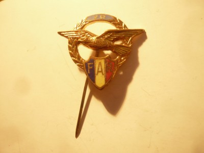 Insigna Federatia Aeronautica Romana -FAR - metal si email , h=2,5cm foto