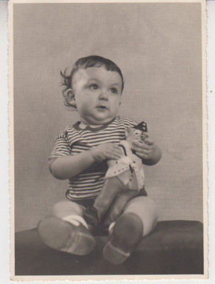 M5 E4 - FOTO - Fotografie foarte veche - copil cu arlechin - anii 1950 foto