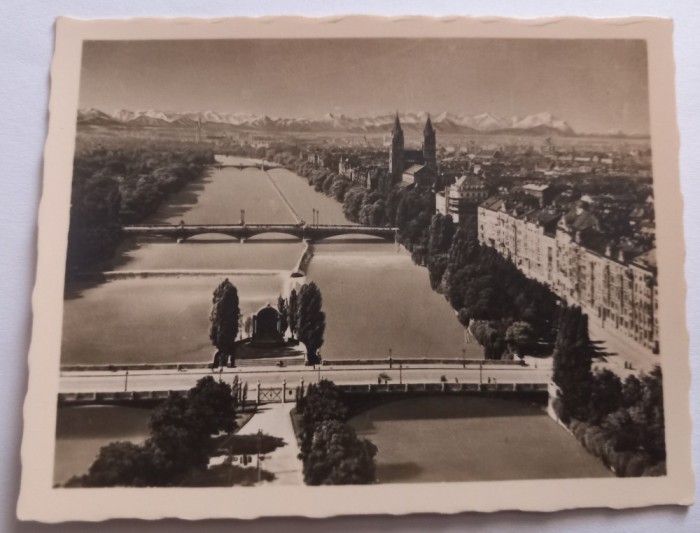 Fotografie , Munchen, View of the Isar and the Mountaina