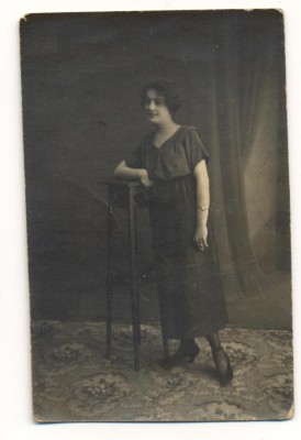 AD 1438 C.P.VECHE -TANARA IN TINUTA DE EPOCA - FOTO-MODERN T. SEVERIN foto