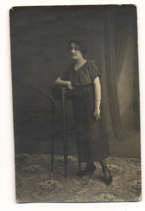 AD 1438 C.P.VECHE -TANARA IN TINUTA DE EPOCA - FOTO-MODERN T. SEVERIN