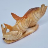 Pesti realizati din scoica sculptata si gravata manual