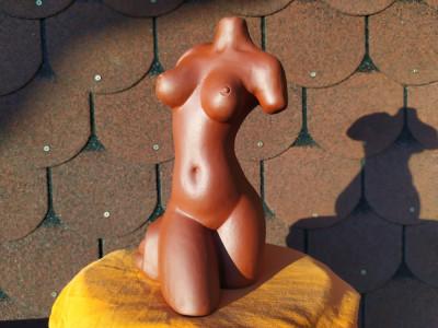 Statueta din ceramica, tors nud de femeie, cu poanson foto