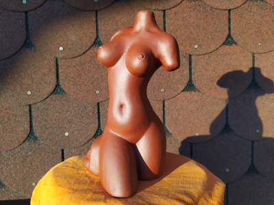 Statueta din ceramica, tors nud de femeie, cu poanson foto