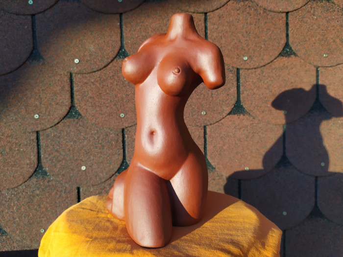 Statueta din ceramica, tors nud de femeie, cu poanson