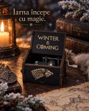 Cutiuță Muzicală Game of Thrones &bdquo;Winter Is Coming&rdquo; cu Manivelă &ndash; Cadou de Colecție 14+