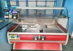 Vitrina frigorifica mezeluri foto