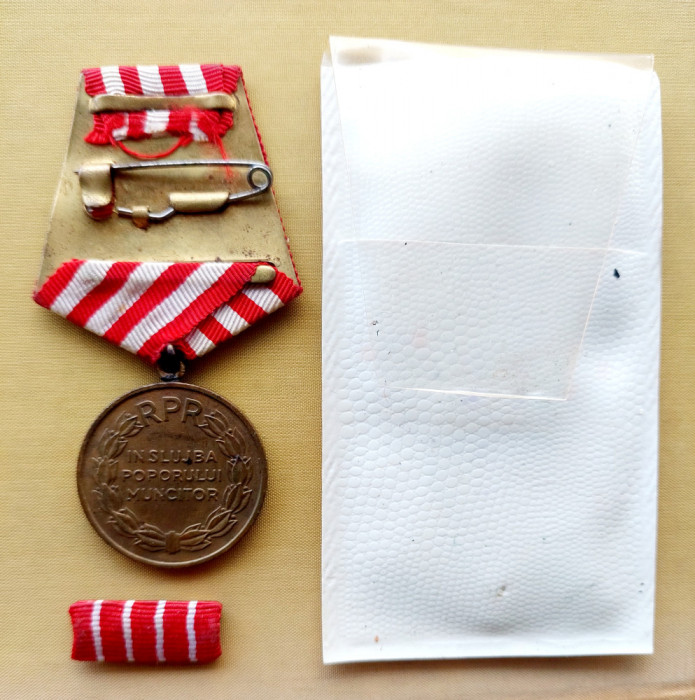 Medalie RPR In slujba poporului muncitor Eliberarea de sub jugul fascist