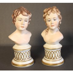 Pereche de busturi din portelan Capodimonte / portelan biscuit cu soclu glazurat