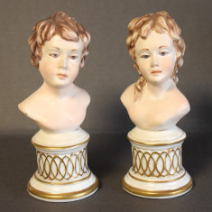 Pereche de busturi din portelan Capodimonte / portelan biscuit cu soclu glazurat