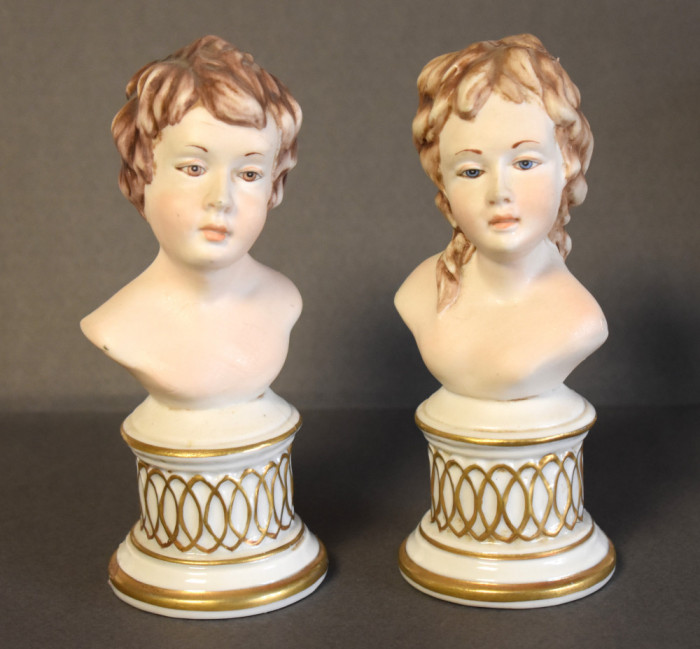 Pereche de busturi din portelan Capodimonte / portelan biscuit cu soclu glazurat