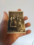 Poza fotografie veche 2 femei in costum popular national Transilvania