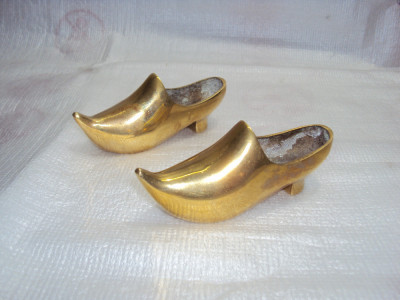 scrumieră veche papuc din bronz foto
