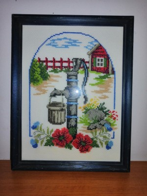 Tablou cusut brodat broderie veche inramata lucrat manual peisaj cu gradina flori casuta cu cismea fantana cu galeata Rama lemn sticla foto