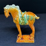 Statuetă din ceramică &ndash; cal decorativ portocaliu cu șa verde, China